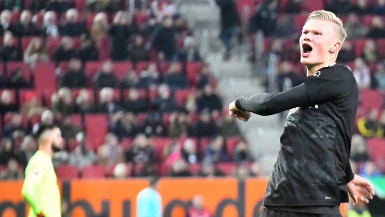 Erling Braut Haaland teve uma estreia de sonho na Bundesliga com três golos em 23 minutos
