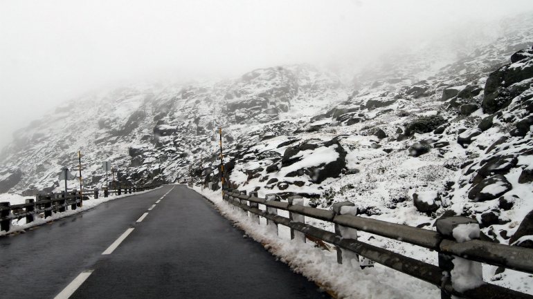 As estradas de acesso ao maciço central da Serra da Estrela que foram encerradas no sábado à noite, devido à queda de neve, foram reabertas este domingo