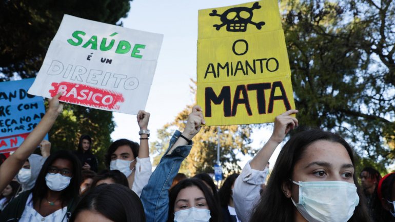 A marcha juntou também os representantes da associação de pais, do Movimento Escolas Sem Amianto (MESA) e da Zero -- Associação Sistema Terrestre Sustentável, além da deputada do Bloco de Esquerda Mariana Mortágua.