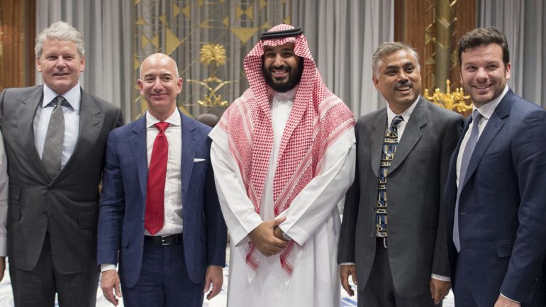 Bezos, o segundo a contar da esquerda, ao lado do príncipe saudita, numa visita a Riade, em novembro de 2016