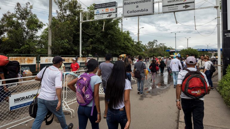 Pelo menos 16 corpos de civis encontrados em Arauca em 2019, com pedaços de papel sobre as vítimas acusando-os &quot;informantes&quot;, &quot;violadores&quot;, &quot;traficantes&quot; ou &quot;ladrões&quot;