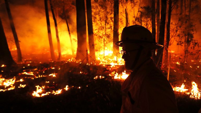 Os incêndios na Austrália provocaram até ao momento 28 mortos e destruíram mais de 2.600 casas