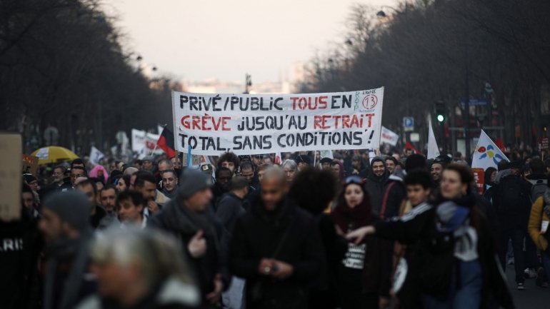 Numa sondagem divulgada pela emissora de rádio France Info e pelo diário Le Figaro, 56% dos franceses dizem estar a favor do fim desta greve pelas perturbações que causa
