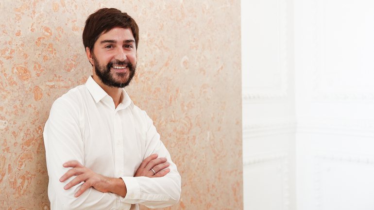 Aos 40 anos, Ricardo Vila Nova é especialista em cabelos, com clientes em Lisboa, Londres, no Médio Oriente e no Japão