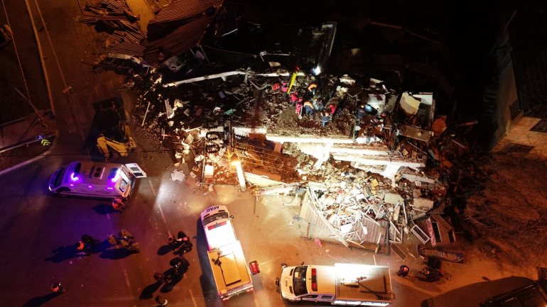 Uma imagem de drone mostra um edifício que colapsou em Maden, província de Elazig. As operações de resgate prosseguem na tentativa de encontrar sobreviventes