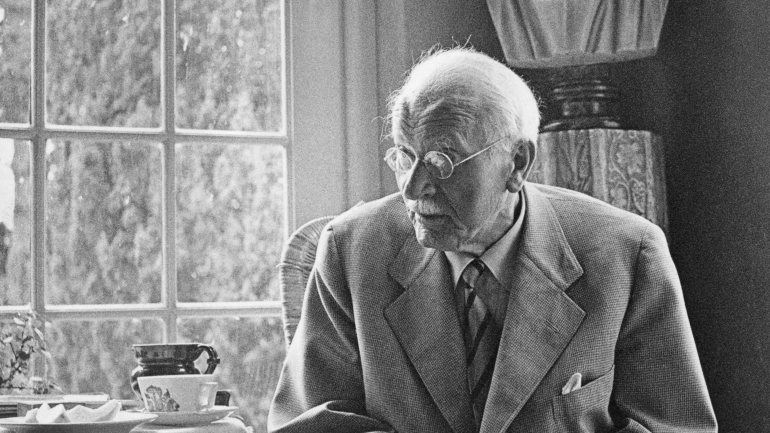O psiquiátrico suíço Carl Gustav Jung nasceu em 1875 e morreu em 1961