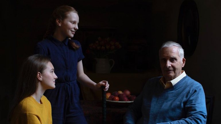 Steven Frank, 84 anos, com as netas adolescentes, Maggie e Trixie Fleet © Kate Middleton