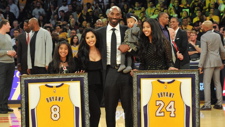 Kobe Bryant e a sua filha (à esquerda) morreram num desastre de helicóptero no domingo, em Calabasas, Califórnia