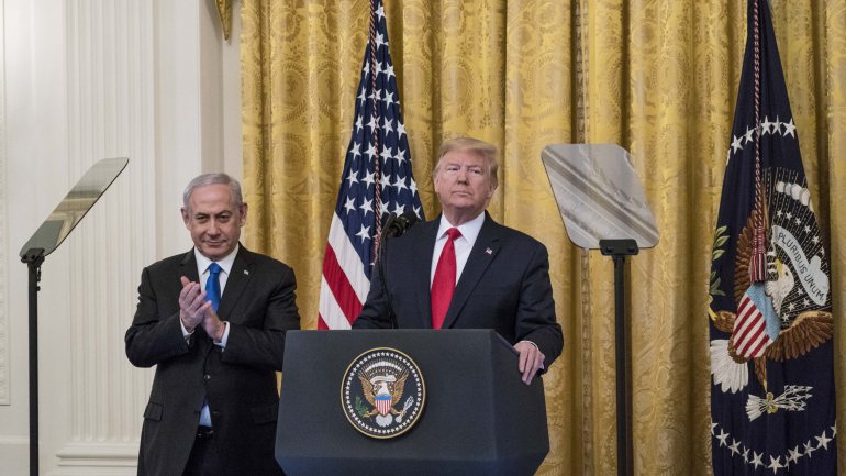 Donald Trump apresentou o seu plano para resolver o conflito israelo-palestiniano ao lado do primeiro-ministro de Israel, Benjamin Netanyahu