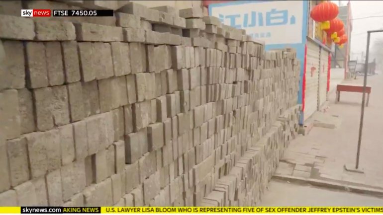 A reportagem da televisão britânica Sky News em Hubei identificou, pelo menos, seis localidades que tomaram a medida drástica de construir muros à sua volta