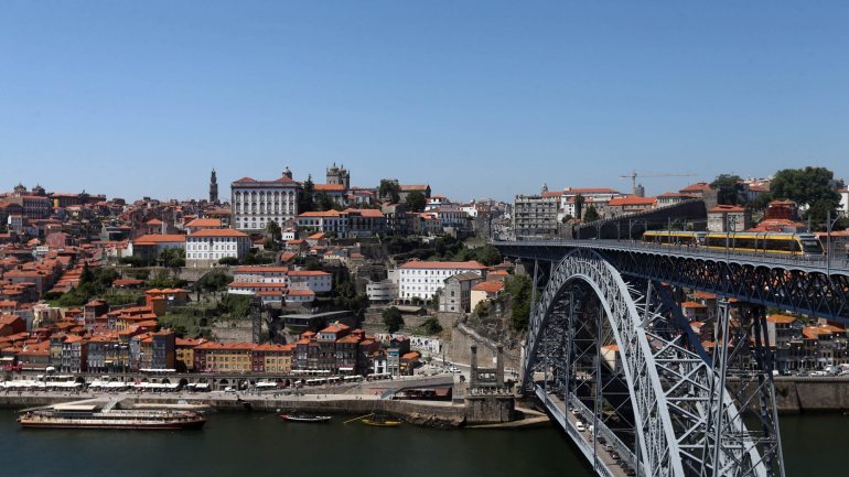 Os três indivíduos integram um grupo de seis homens que no final de 2019 praticaram cerca de duas dezenas de roubos e sequestros no Porto