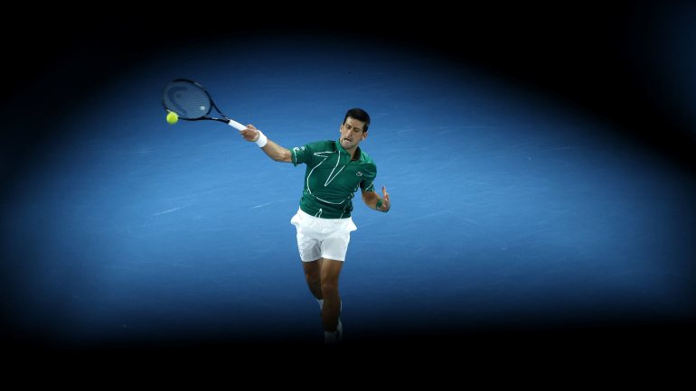 Novak Djokovic conseguiu recuperar de dois breaks no primeiro set, ganhou no tie break e partiu para a oitava final na Austrália