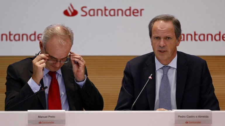 Pedro Castro e Almeida (à direita) é o presidente-executivo do Santander em Portugal.