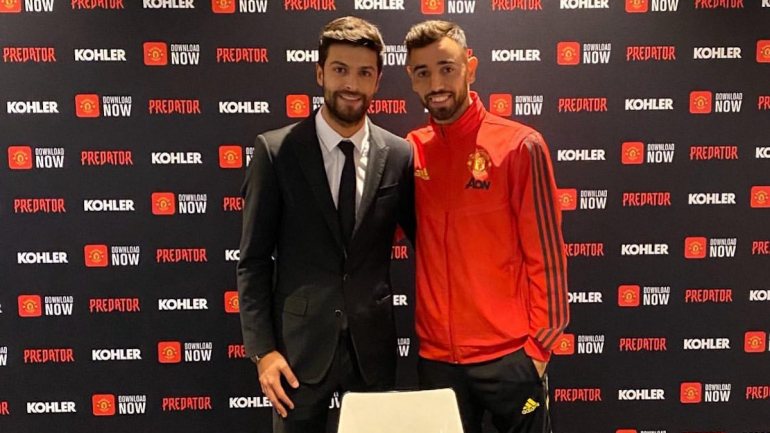 Bruno Fernandes com o empresário, Miguel Pinho, na primeira fotografia com a camisola do novo clube