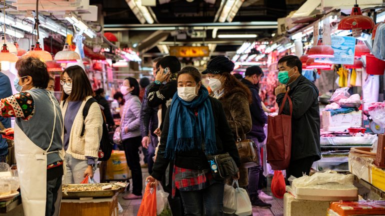 Fotografia mostra pessoas a usar máscaras nas ruas de Hong Kong (Foto: NurPhoto via Getty Images)