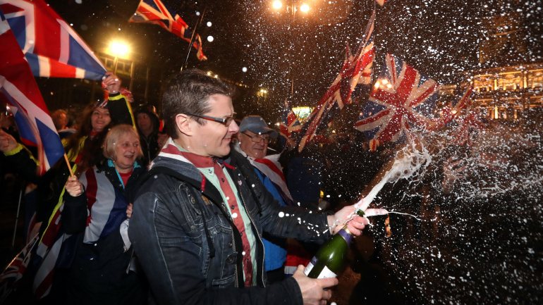 Os festejos pela saída ocorreram em Westminster, mas também noutros pontos do país. Na foto, um britânico celebra em Glasgow, na Escócia, com espumante