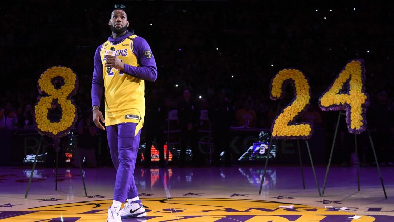 LeBron James fez o discurso para Kobe Bryant no centro do Staples Center antes do início do jogo entre Lakers e Blazers