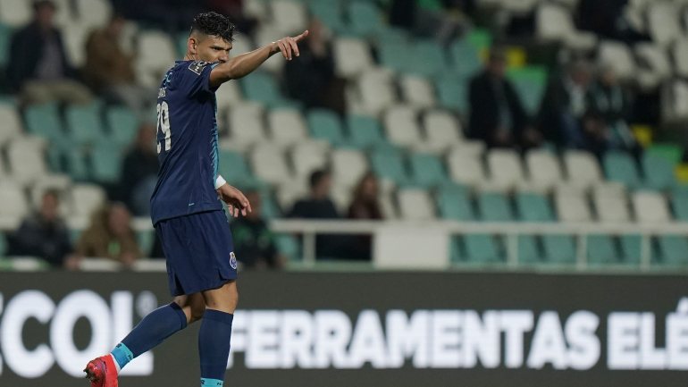 Soares marcou o terceiro golo na vitória folgada do FC Porto em Setúbal, tal como já tinha acontecido na primeira volta