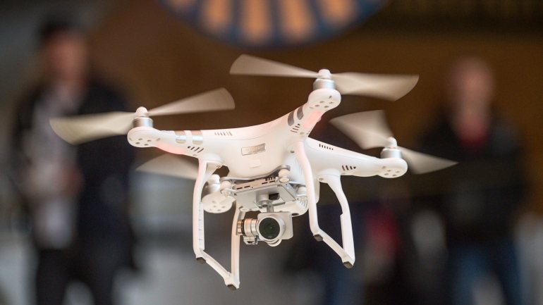 O voo de drones a mais de 120 metros de altura e nas áreas de aproximação e de descolagem dos aeroportos é proibido pela Autoridade Nacional da Aviação Civil
