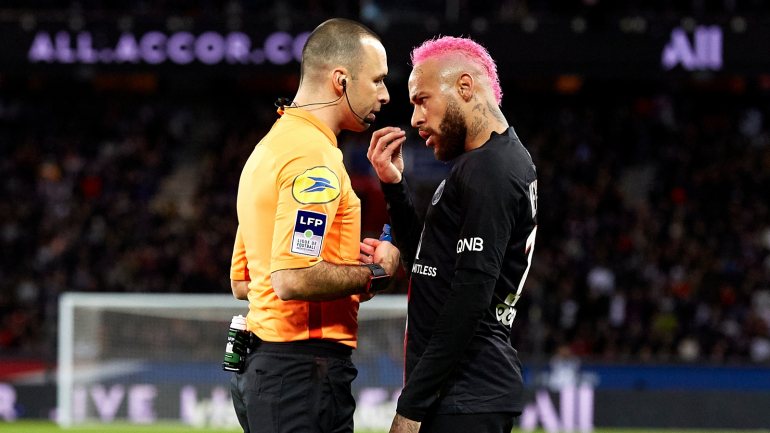 Neymar fez um &quot;cabrito&quot;, viu cartão amarelo e foi pedir explicações ao árbitro Jérome Brisard (antes dos insultos no túnel após o jogo)