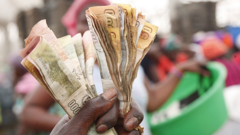 Segundo os analistas, &quot;a moeda estava sobrevalorizada, valendo 167 kwanzas por dólares quando, em janeiro de 2018&quot;