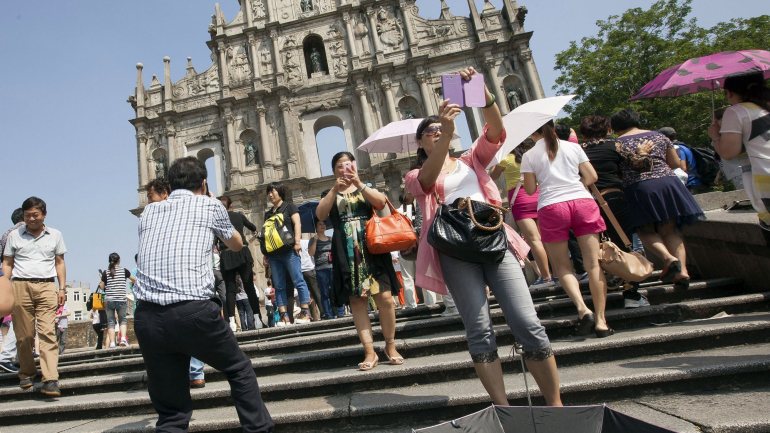Ainda de acordo com os dados da DSEC, em 2019 visitaram Macau em excursões 8,3 milhões de pessoas, o que representa uma diminuição de 8,7% em relação ao ano anterior