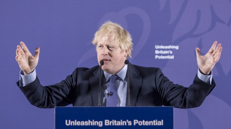 &quot;Não há necessidade de um acordo de comércio livre que envolva a aceitação de regras da UE em matéria de política de concorrência, subsídios, proteção social, meio ambiente ou algo semelhante, mais do que a UE deve ser obrigada a aceitar as regras do Reino Unido. O Reino Unido vai manter os mais altos níveis nessas áreas - melhor, em muitos aspetos, do que os da UE - sem a obrigação de um acordo&quot;, prometeu Boris Johnson
