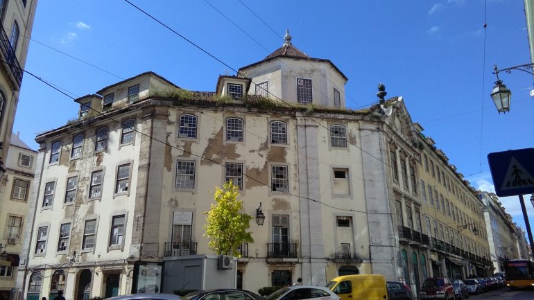 “É um antigo convento que será completamente renovado, embora mantenha a fachada intacta”, indicou o grupo