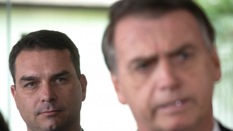 O Ministério Público do estado do Rio de Janeiro apontou o filho do Presidente do país como suspeito de ter branqueado 2,4 milhões de reais (490 mil euros) em transações ilícitas