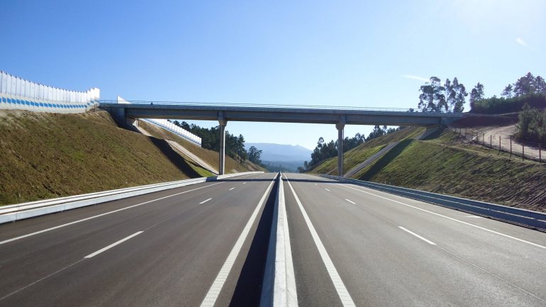 O valor proposto no Orçamento do Estado, a assumir pela Infraestruturas de Portugal (IP), resulta do cancelamento desta subconcessão rodoviária que envolve a requalificação da Estrada Nacional 125 no Algarve