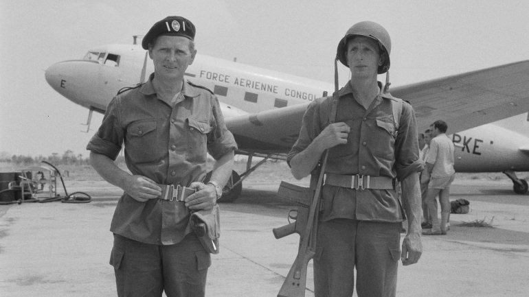 Mike Hoare, à esquerda, com o seu guarda-costas, Sargento Donald Grant, em 7 de setembro de 1964