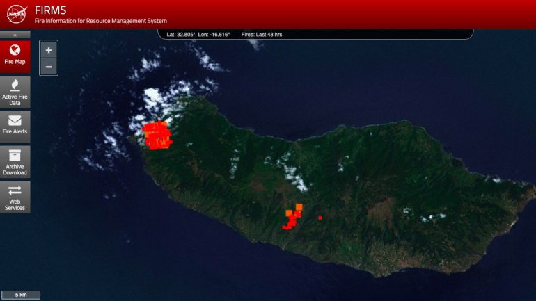 Imagem da FIRMS — um sistema de informações sobre incêndios da NASA — mostra os fogos ativos nas últimas 48 horas na ilha da Madeira