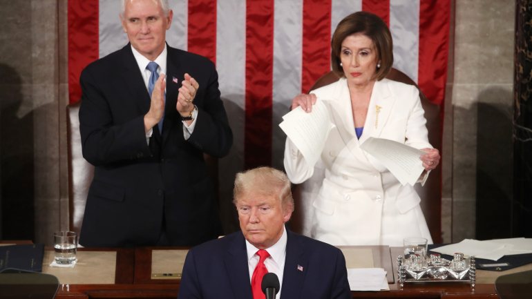 Assim que Trump acabou de falar, Nancy Pelosi rasgou a sua cópia do discurso do Presidente