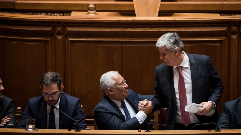 António Costa e do ministro das Finanças, Mário Centeno cumprimentam-se após o Orçamento do Estado ter sido aprovado