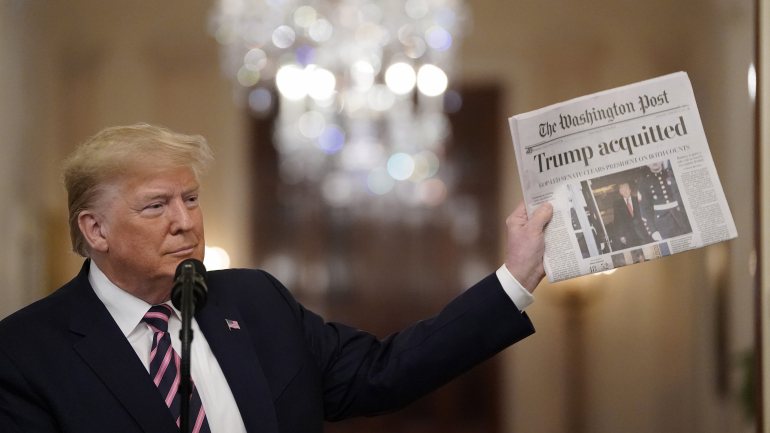 Trump exibiu a manchete do Washington Post e entregou-a a Melania para ser emoldurada