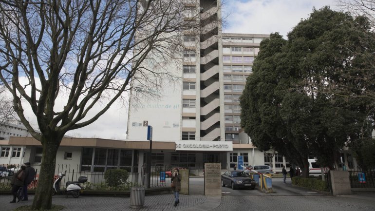 Homem está há alguns meses a aguardar a indicação sobre qual dos hospitais seguirá a sua situação, mantendo-se o impasse entre o IPO e o Hospital de Santo António.