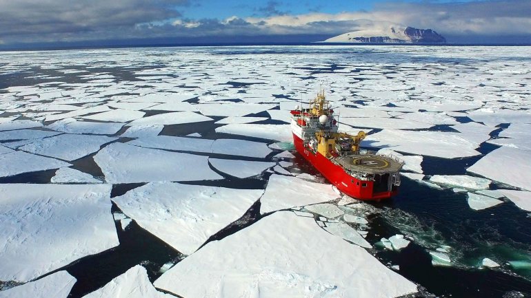A subida significativa das temperaturas, provocada pelas alterações climáticas, tem causado o degelo de blocos inteiros de glaciares na Antártida