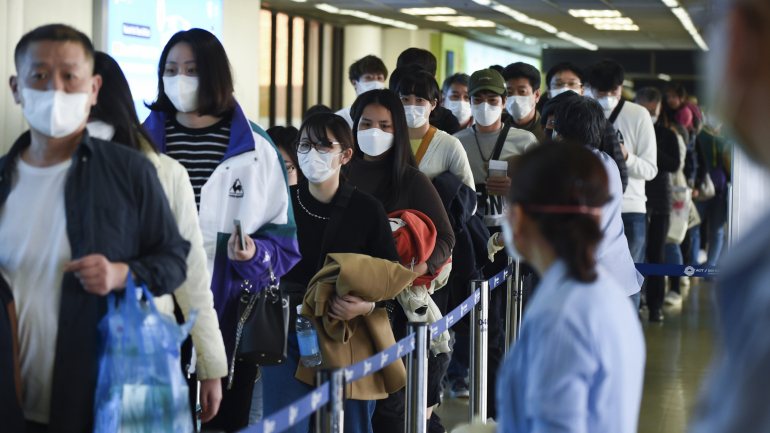 Turistas usam máscara no Aeroporto Don Mueang, em Bangkok, na Tailândia