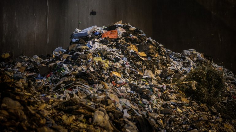 Dados do Ministério do Ambiente referentes a 2018 indicam que resíduos vindos de países estrangeiros para eliminação em Portugal representaram 6% do total de resíduos industriais eliminados
