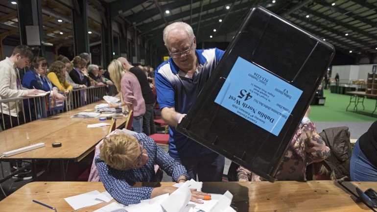Eleições gerais aconteceram no sábado, mas a Irlanda ainda conta votos este domingo