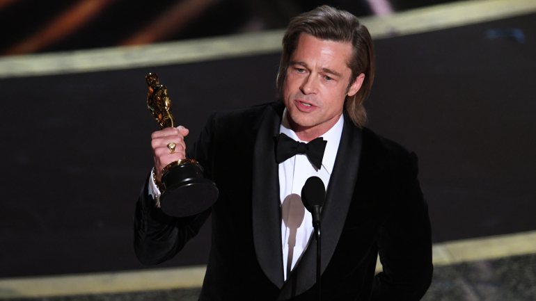 Brad Pitt no palco do Dolby Theatre ao receber o Óscar de Melhor Ator Secundário