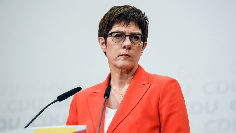 Sucessora de Merkel na CDU renuncia e não vai candidatar-se a chanceler