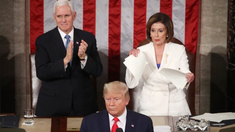 Nancy Pelosi rasgou uma cópia do discurso de Trump, no Estado da Nação, no final da intervenção do presidente dos EUA