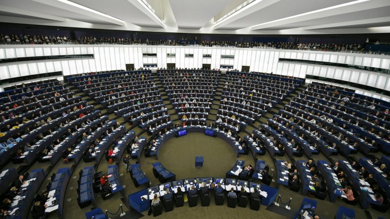 73 eurodeputados britânicos deixaram o Parlamento Europeu no passado dia 31 de janeiro, aquando da saída do Reino Unido da UE, sendo agora substituídos por 27 eleitos de França, Espanha, Finlândia, Irlanda, Itália, Suécia, Croácia, Eslováquia, Roménia, Dinamarca, Polónia, Estónia, Áustria e Holanda