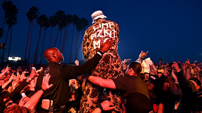 Fred Durst em palco, num concerto dado pelos Limp Bizkit em junho do ano passado na Califórnia