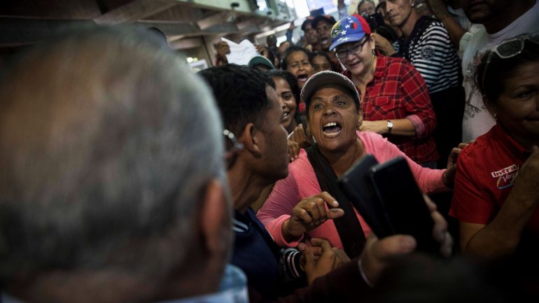O protesto tem lugar depois de o Presidente da Venezuela, Nicolás Maduro, dizer, segunda-feira que vai aos tribunais internacionais contra as sanções impostas pelos Estados Unidos à Conviasa, responsabilizando o líder opositor Juan Guaidó pelas sanções
