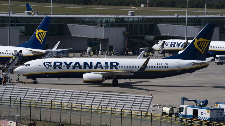 Num comunicado, a Ryanair explica que, &quot;de acordo com esta decisão, estas greves constituem circunstâncias extraordinárias que estão fora do controlo da companhia aérea&quot; e &quot;não é responsável pelo pagamento das indemnizações&quot; nos voos afetados &quot;durante as greves convocadas pelos sindicatos&quot;
