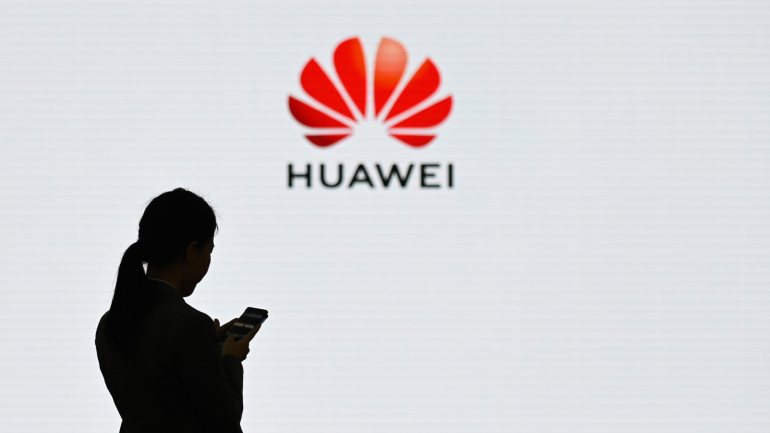 Desde maio de 2019 que a Huawei está numa lista negra norte-americana, por representar uma ameaça à segurança nacional