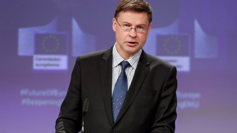 Valdis Dombrovskis, vice-presidente da Comissão Europeia, avisa para potenciais riscos ao crescimento da UE