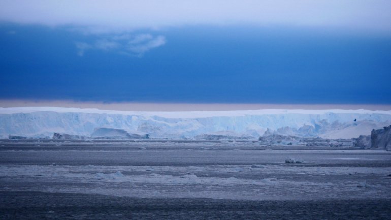 O novo icebergue B-49 desprendeu-se de um glaciar este fim de semana